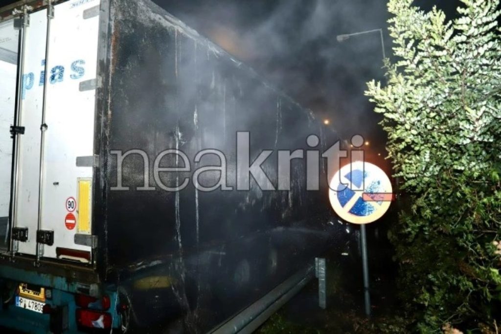 Νταλίκα «τυλίχθηκε» στις φλόγες στον ΒΟΑΚ – Ισχυρές δυνάμεις της Πυροσβεστικής στο σημείο (βίντεο & φωτο)