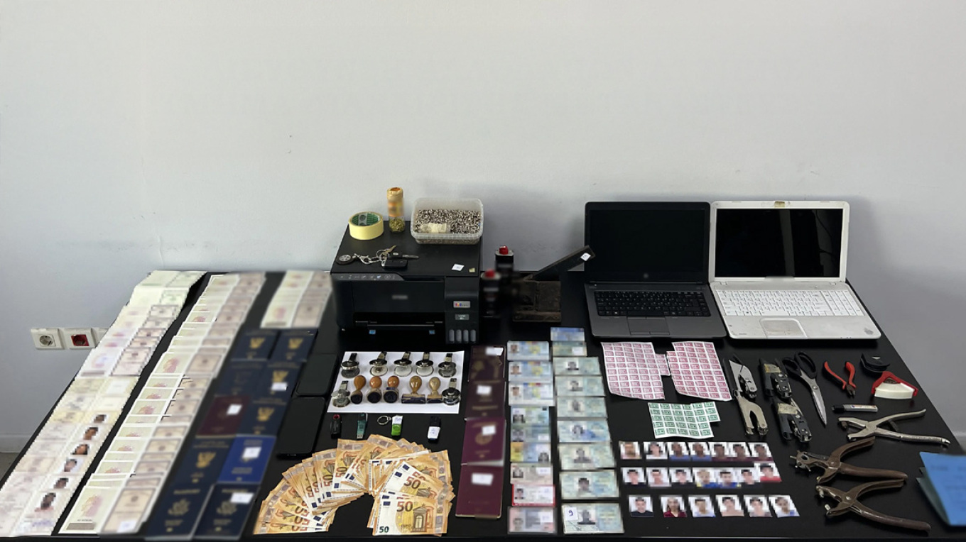 Κυψέλη: Συνελήφθη 58χρονος αλλοδαπός που έφτιαχνε πλαστά έγγραφα σε παράνομους μετανάστες (βίντεο & φωτο)