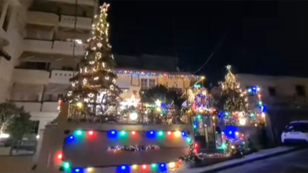 Σπίτι στην Καβάλα έκλεψε τις εντυπώσεις λόγω του χριστουγεννιάτικου στολισμού του (βίντεο)