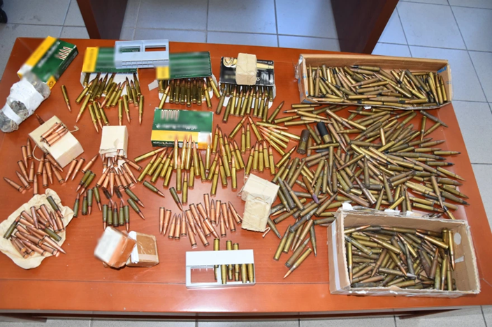 Συνελήφθη 54χρονος στο Ηράκλειο: Είχε 6 όπλα, σχεδόν 800 φυσίγγια και ξιφολόγχες (φώτο)