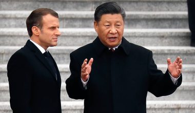 Στην Κίνα ο Ε.Μακρόν: Αύριο η συνάντησή του με τον Σι Τζινπίνγκ στο Μεγάλο Μέγαρο του Λαού