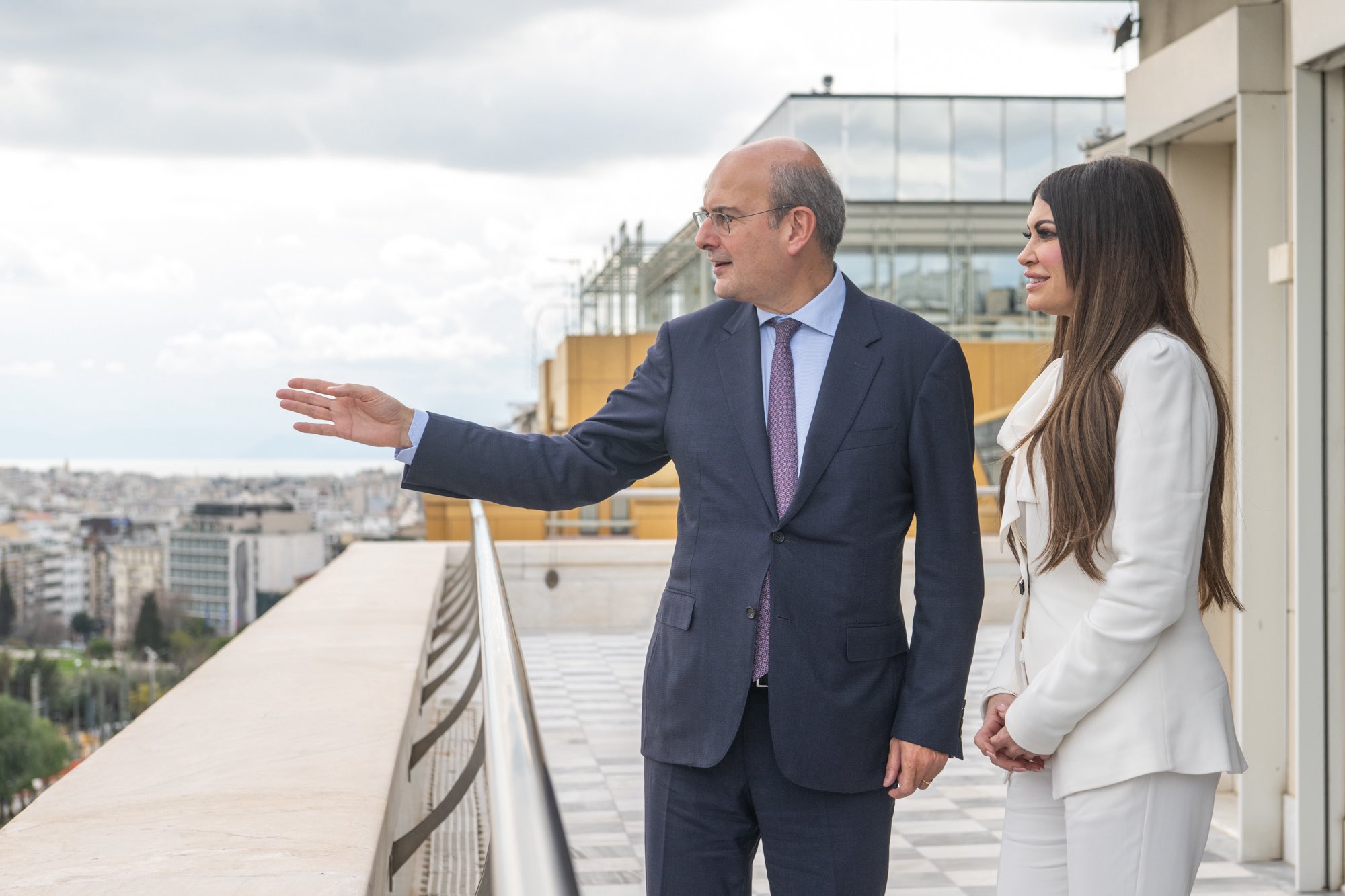 Ο Κωστής Χατζηδάκης, έβγαλε την  Κίμπερλι Γκιλφόιλ στο μπαλκόνι  για να της δείξει την Αθήνα!