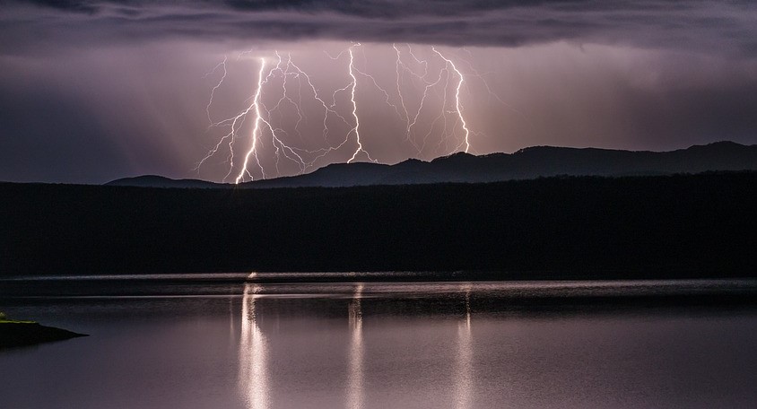 Διήμερο κακοκαιρίας με καταιγίδες και χαλάζι αλλά χωρίς σημαντική υποχώρηση της θερμοκρασίας