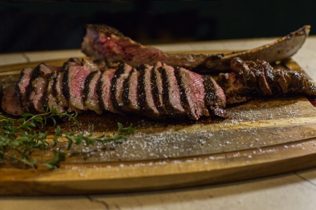 Έχετε αναρωτηθεί; – Για ποιο λόγο ιδρώνουμε όταν τρώμε ένα γεύμα με κρέας;