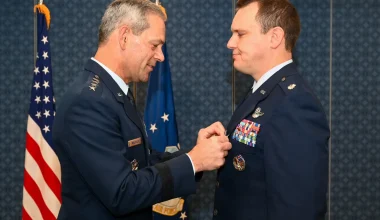 ΗΠΑ: Το ανώτερο παράσημο ανδρείας σε πιλότο F-16 που αντιμετώπισε α/α πυραύλους πάνω από την Υεμένη