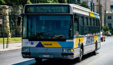 Βίντεο: H στιγμή που νεαρός «κρέμεται» από λεωφορείο που βρίσκεται εν κινήσει στην Καλλιθέα!