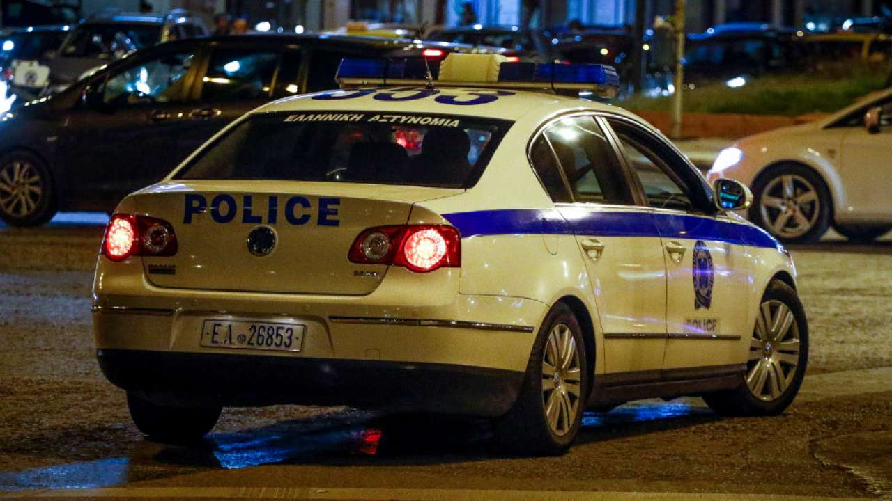 Άγνωστοι έσπασαν τζάμια καταστημάτων και ATM στο Κουκάκι: Δείτε φωτογραφίες