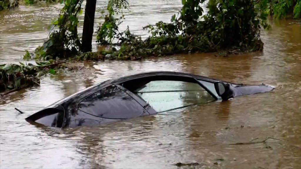 Φρικτό τέλος για 3 νεαρούς στη Γαλλία: Το όχημά τους έπεσε στην πισίνα και πνίγηκαν – «Είχαν κλειδώσει οι πόρτες»