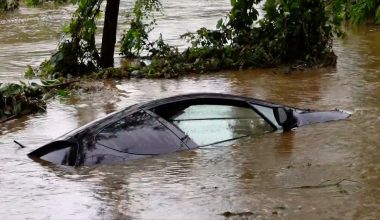 Φρικτό τέλος για 3 νεαρούς στη Γαλλία: Το όχημά τους έπεσε στην πισίνα και πνίγηκαν – «Είχαν κλειδώσει οι πόρτες»