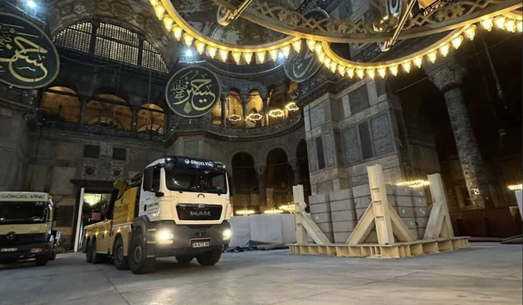 Τουρκικό επιστημονικό συμβούλιο: Ασφαλής η χρήση βαρέων οχημάτων μέσα στην Αγία Σοφία  