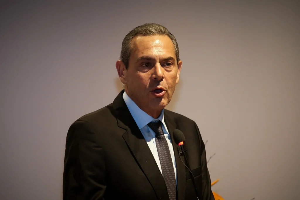 Π.Καμμένος: «Όταν οι άλλοι βουλιάζουν εγώ βρίσκω τη λύση» – Δεν αποκλείει πολιτική επιστροφή