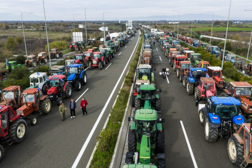 Στους δρόμους για 4η μέρα οι αγρότες: Ενισχύουν τα μπλόκα – Κλείνουν και το τελωνείο του Προμαχώνα