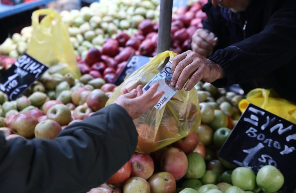 Συγκέντρωση διαμαρτυρίας από τους παραγωγούς των λαϊκών αγορών έξω από το υπ.Οικονομικών