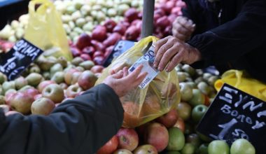 Συγκέντρωση διαμαρτυρίας από τους παραγωγούς των λαϊκών αγορών έξω από το υπ.Οικονομικών