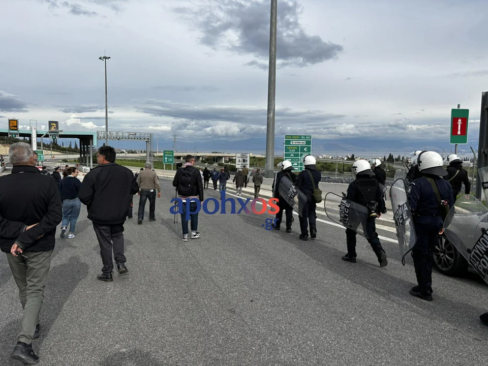 Επεισόδια ανάμεσα σε αγρότες και δυνάμεις των ΜΑΤ στον κόμβο του Κιάτου: Δείτε βίντεο