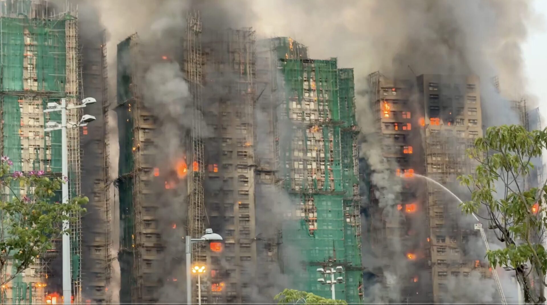 Βίντεο: Κάτοικος στο Χονγκ Κονγκ προσπάθησε να ενεργοποιήσει τον συναγερμό για τη φωτιά αλλά δεν λειτούργησε ποτέ!