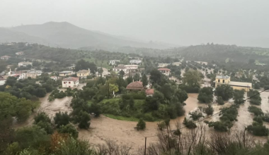 Η κακοκαιρία Byron «χτυπά» το Γύθειο: Ποτάμια λάσπης οι δρόμοι στο χωριό Πλάτανος (βίντεο)