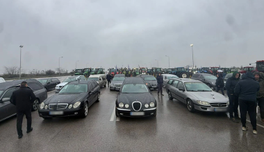 Μαζί με τους αγρότες και οι ιδιοκτήτες γραφείων τελετών: Πήγαν με τις νεκροφόρες στο μπλόκο των Μαλγάρων