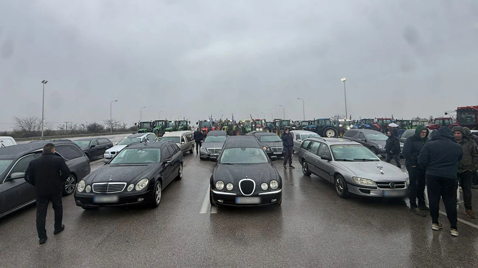 Μαζί με τους αγρότες και οι ιδιοκτήτες γραφείων τελετών: Πήγαν με τις νεκροφόρες στο μπλόκο των Μαλγάρων