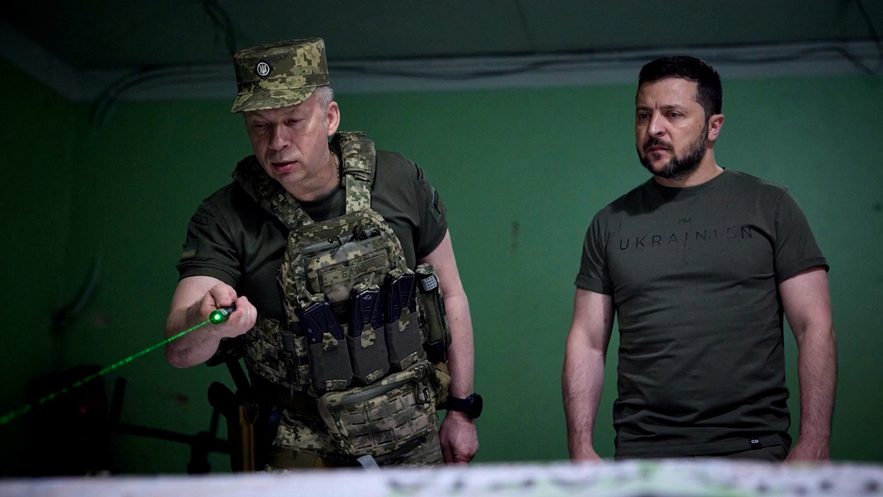 Χάος στο Κίεβο: Ο Ζελένσκι μιλά για τη χαμένη μάχη του Ποκρόφσκ ενώ ο Σύρσκι επιμένει πως πολεμούν ακόμη!