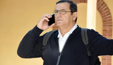 20 χρόνια μετά: Έτσι είναι σήμερα ο Άρης Μπακόπουλος από τη «Νταντά» 