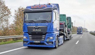 Η MAN παραδίδει ηλεκτρικά φορτηγά με… ηλεκτρικά φορτηγά