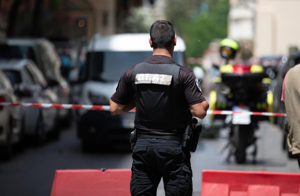 Βρέθηκε ύποπτη βαλίτσα έξω από εγκαταλελειμμένο κτήριο στη Χαριλάου Τρικούπη