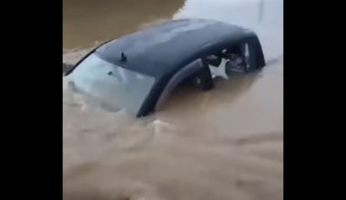 Λακωνία: H στιγμή που τα ορμητικά νερά «καταπίνουν» αυτοκίνητο – Την τελευταία στιγμή σώθηκαν τρία άτομα (βίντεο)