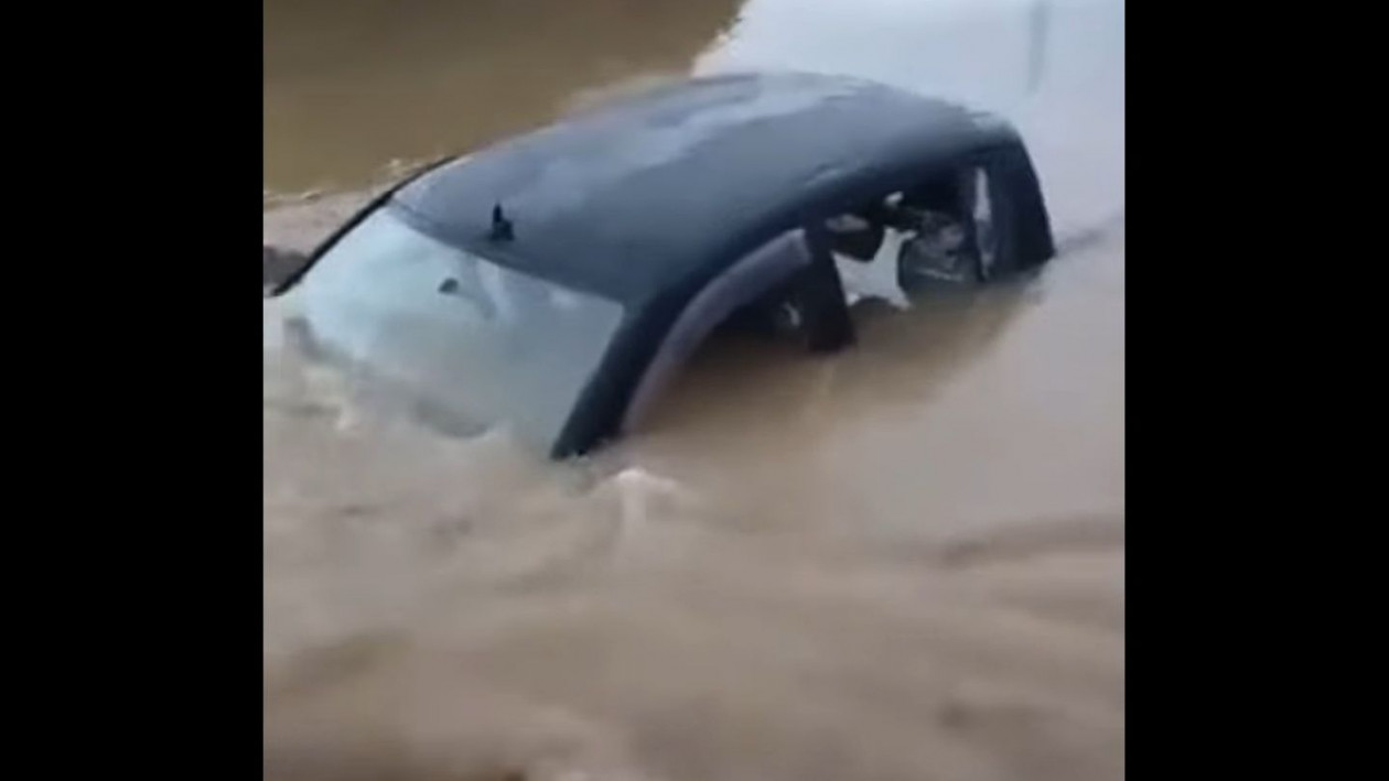 Λακωνία: H στιγμή που τα ορμητικά νερά «καταπίνουν» αυτοκίνητο – Την τελευταία στιγμή σώθηκαν τρία άτομα (βίντεο)