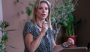 Μ.Καρυστιανού: Λέει ότι «δεν κάνει κόμμα» αλλά κάνει «καίριες» πολιτικές παρεμβάσεις