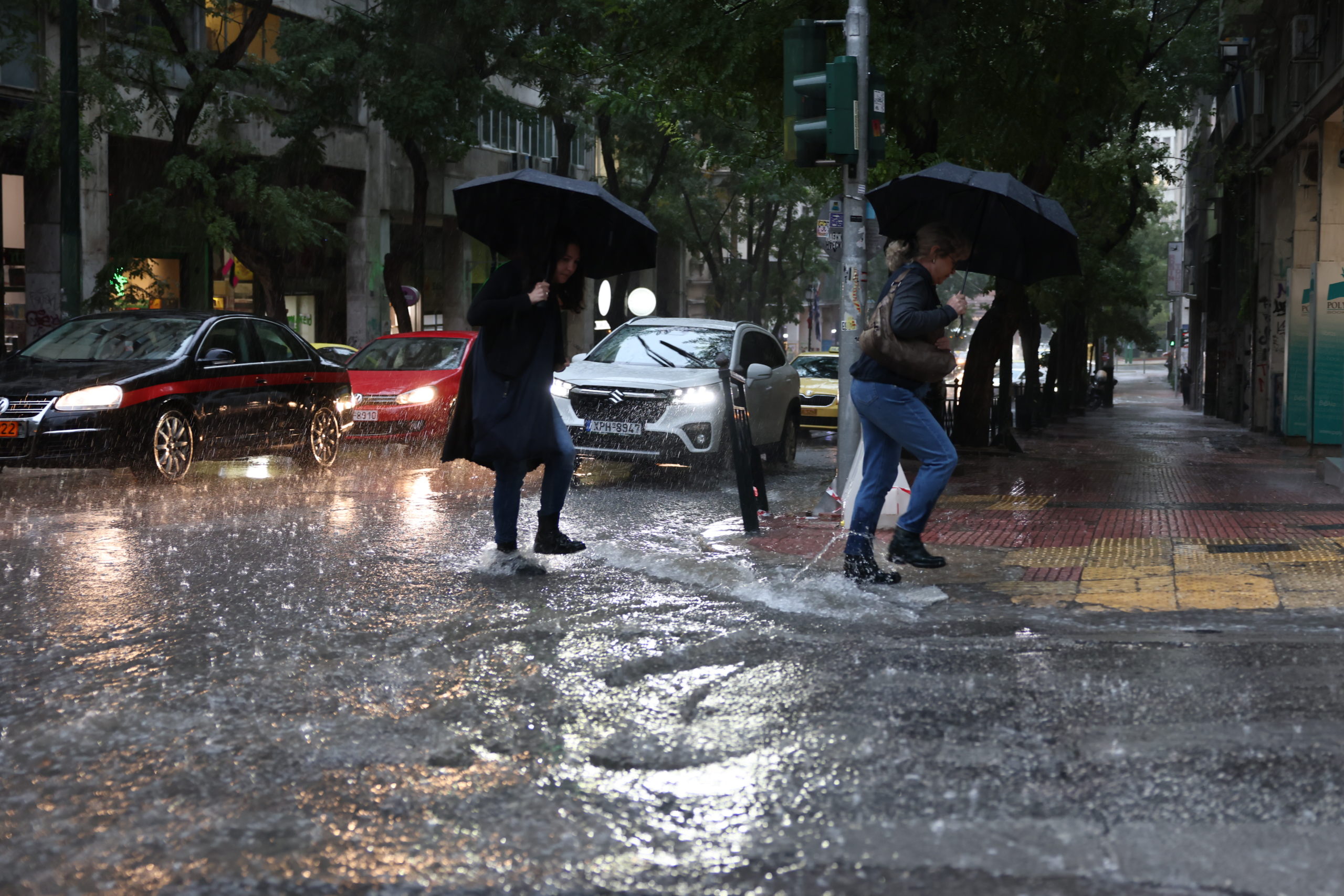 Συγκλονιστικά βίντεο: Με μια βροχή ο Ν.Κόσμος και Άλιμος έγιναν «Βενετία» – Δήμοι και πολιτική προστασία ανύπαρκτοι