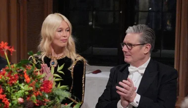 Τα «έχασε» ο Κ.Στάρμερ με την Κ.Σίφερ: Η αντίδρασή του όταν το σούπερ μόντελ κάθισε δίπλα του σε δείπνο (βίντεο)