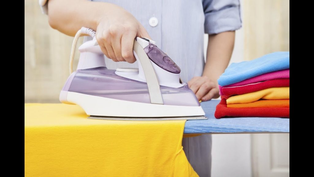 Βίντεο: Ο τρόπος για να σιδερώνει κανείς ρούχα πριν από τα ηλεκτρικά σίδερα