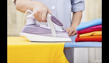 Βίντεο: Ο τρόπος για να σιδερώνει κανείς ρούχα πριν από τα ηλεκτρικά σίδερα