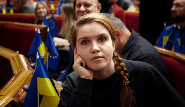 «Σφυροκόπημα» από Ουκρανή βουλευτή μετά τις  ήττες σε Ποκρόφσκ και   Μίρνοχραντ: «Απολύστε τον  Σύρσκι»