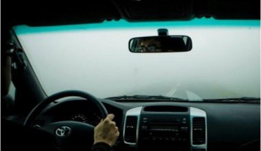 Δείτε τι να κάνετε για να «καθαρίσετε» τα θολά τζάμια στο αυτοκίνητο