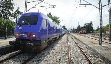 Tαλαιπωρία για 400 επιβάτες της αμαξοστοιχίας Intercity: Aκινητοποιήθηκε στους Αγίους Αναργύρους λόγω βλάβης