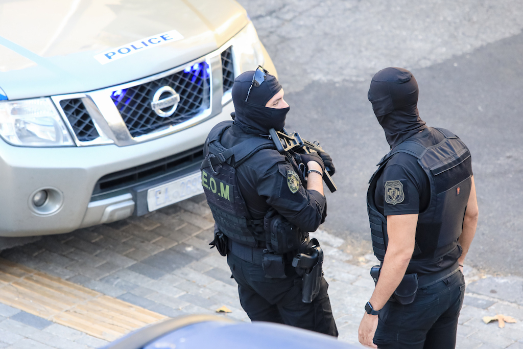 Αλβανός που ξυλοφόρτωσε Έλληνα πήγε στη χώρα του για γάμο παρά τους περιοριστικούς όρους: Πώς τον κάρφωσε το TikTok