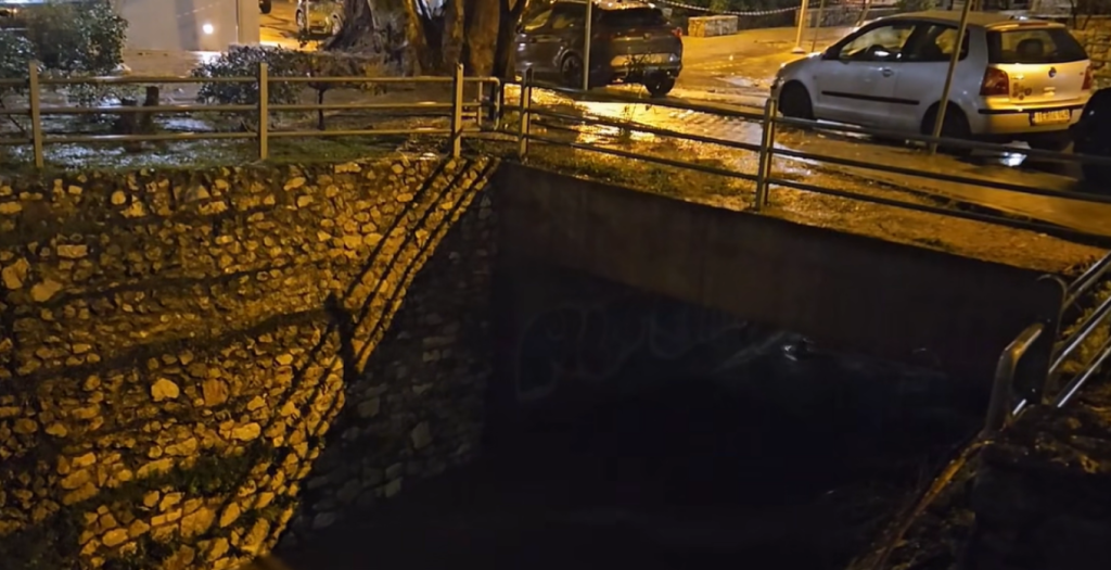 Δήμαρχος Χαλανδρίου κατά πολιτών: «Ανίκητη η βλακεία – Πάρκαραν πάνω σε γέφυρα που έχει πλημμυρίσει» (βίντεο)