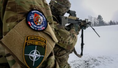 Οι ΗΠΑ προκαλούν προβληματισμό στην Ευρώπη: «Μέχρι το 2027 θα πληρώνεται τις συμβατικές υποχρεώσεις του ΝΑΤΟ»