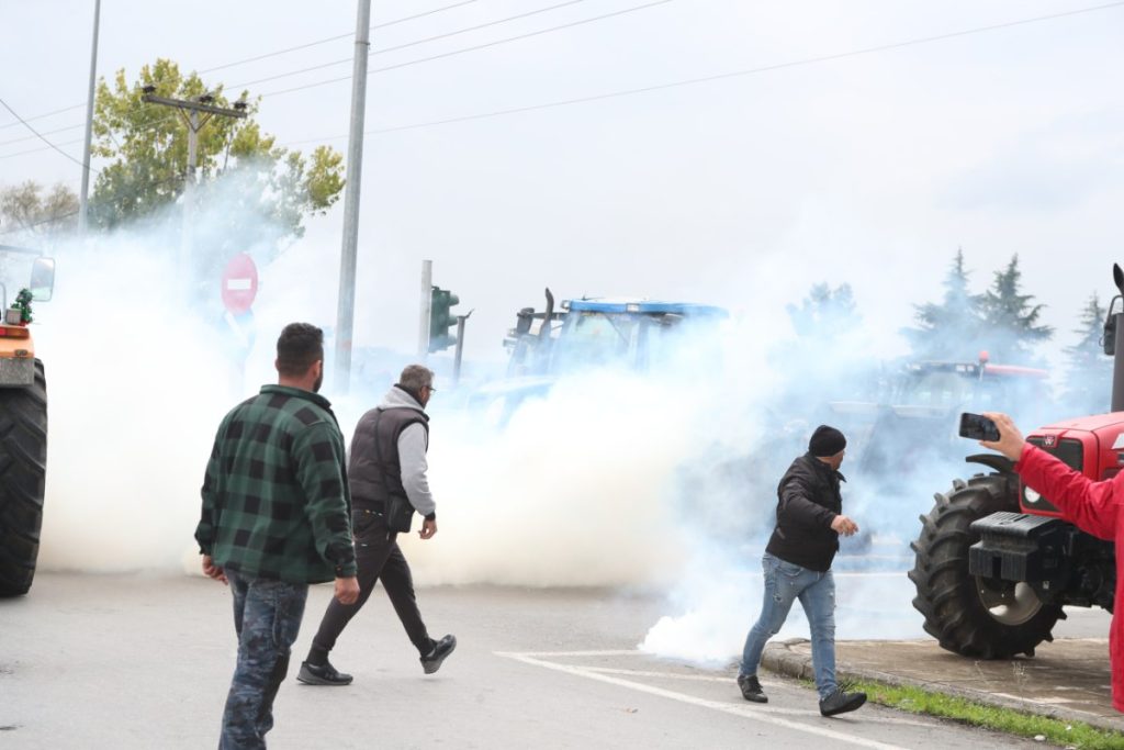 Ένταση στη Θεσσαλονίκη: Αγρότες έκαναν όπισθεν με τα τρακτέρ και κατευθύνθηκαν προς τους αστυνομικούς