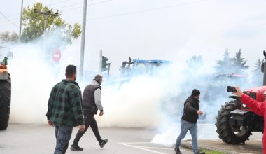 Ένταση στη Θεσσαλονίκη: Αγρότες έκαναν όπισθεν με τα τρακτέρ και κατευθύνθηκαν προς τους αστυνομικούς