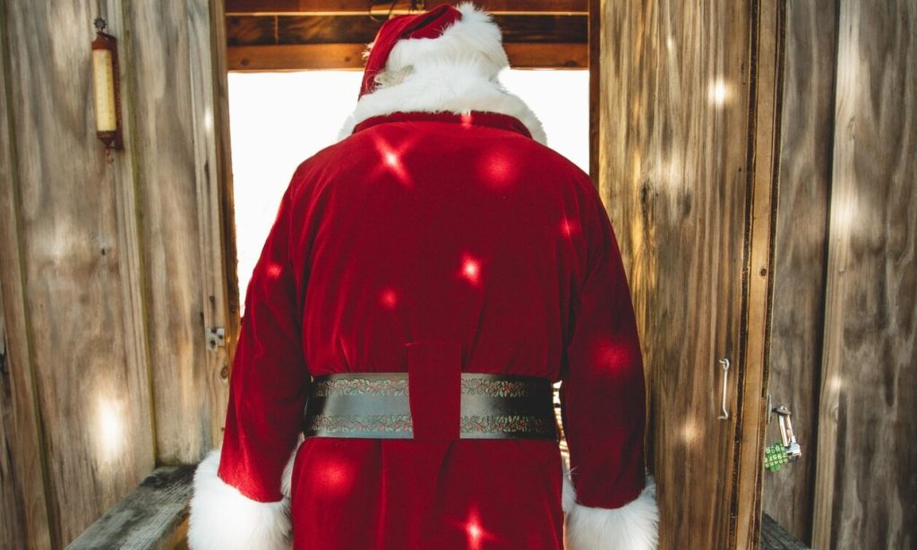 Βίντεο: Άγριο ξύλο μεταξύ δύο Άη Βασίληδων σε σούπερ μάρκετ στο Αζερμπαϊτζάν