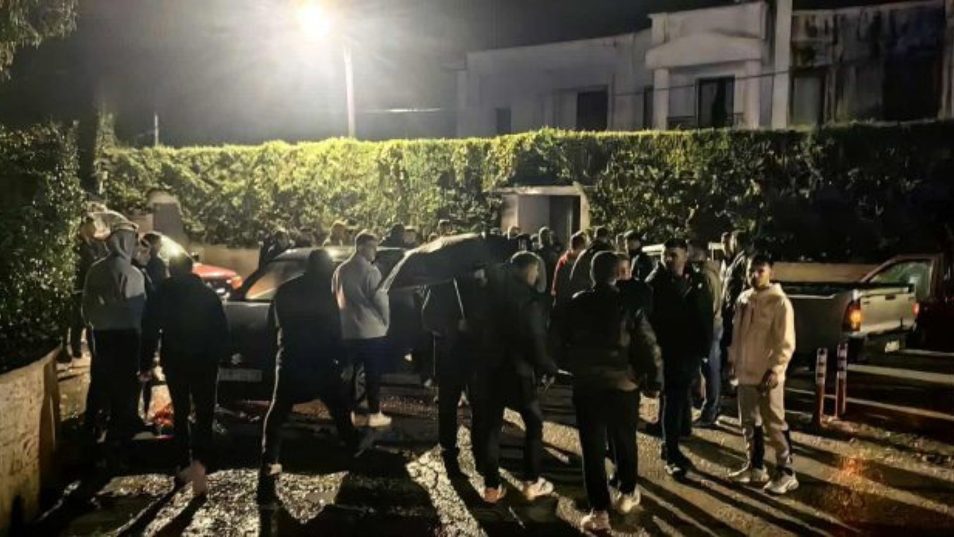 Ένταση στην Κάτω Αχαΐα: ΙΧ επιχείρησε να «σπάσει» το μπλόκο των αγροτών στην παλιά εθνική οδό Πατρών – Πύργου