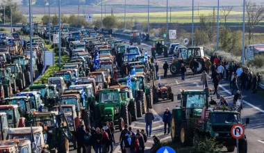 Μπλόκα αγροτών: Έκλεισαν την Αθηνών-Λαμίας – Αποκλεισμός… επ’αόριστον και στις Σέρρες