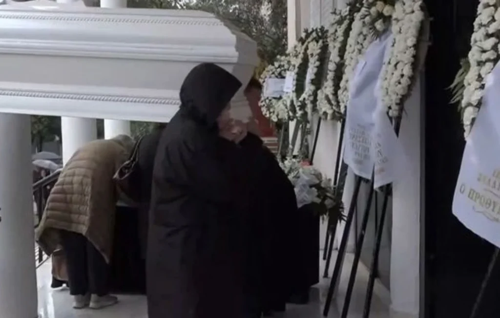 Θρήνος στο τελευταίο αντίο του 24χρονο από το τροχαίο στη Λούτσα – Στεφάνι και από τον Κ.Μητσοτάκη