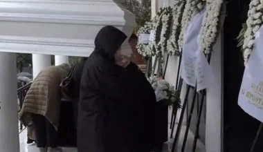 Θρήνος στο τελευταίο αντίο του 24χρονο από το τροχαίο στη Λούτσα – Στεφάνι και από τον Κ.Μητσοτάκη