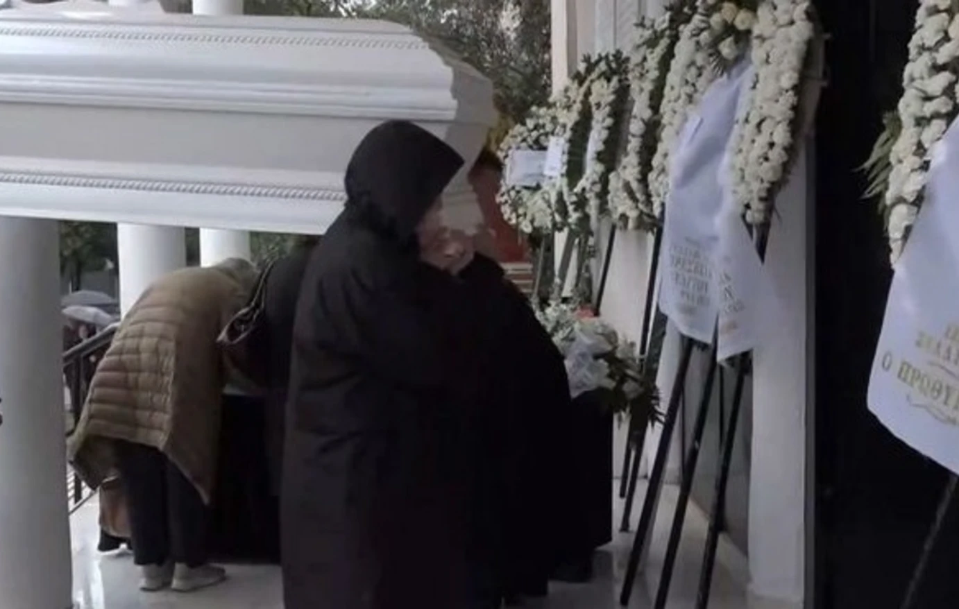 Θρήνος στο τελευταίο αντίο του 24χρονο από το τροχαίο στη Λούτσα – Στεφάνι και από τον Κ.Μητσοτάκη