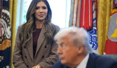 Κρίστι Νόεμ: «Σε πάνω από 30 χώρες θα απαγορευτεί η είσοδος στις ΗΠΑ» λέει η Υπουργός Εσωτερικής Ασφάλειας (βίντεο)