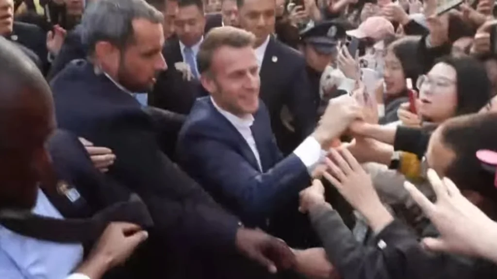 Τα κέρδη του Ε.Μακρόν από την επίσκεψη στην Κίνα: Χαιρετισμός από φοιτητές τρέχοντας προς εκείνους (βίντεο)